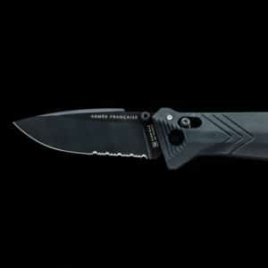 Photographie packshot de couteau sur fond noir.